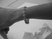 拡大フォト:ロゼッタ/ブレスレット:西川勝人